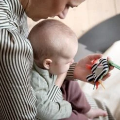 Sebra Activiteitenrammelaar Met Spiegeltje 7 Sebra Activiteitenrammelaar Met Spiegeltje -Stokke Shop sebra activiteitenrammelaar met spiegeltje 1 11a9